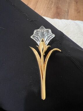 Swarovski Crystal Flower Brooch. NWOT